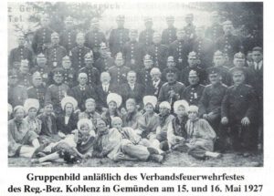 Von diesem Bild erzählt Robert Jung im Beitrag „Juden in Geminne“. Quelle: Chronik der FFw Gemünden. Dort sind auch die Namen aller abgebildeten Personen aufgeführt.